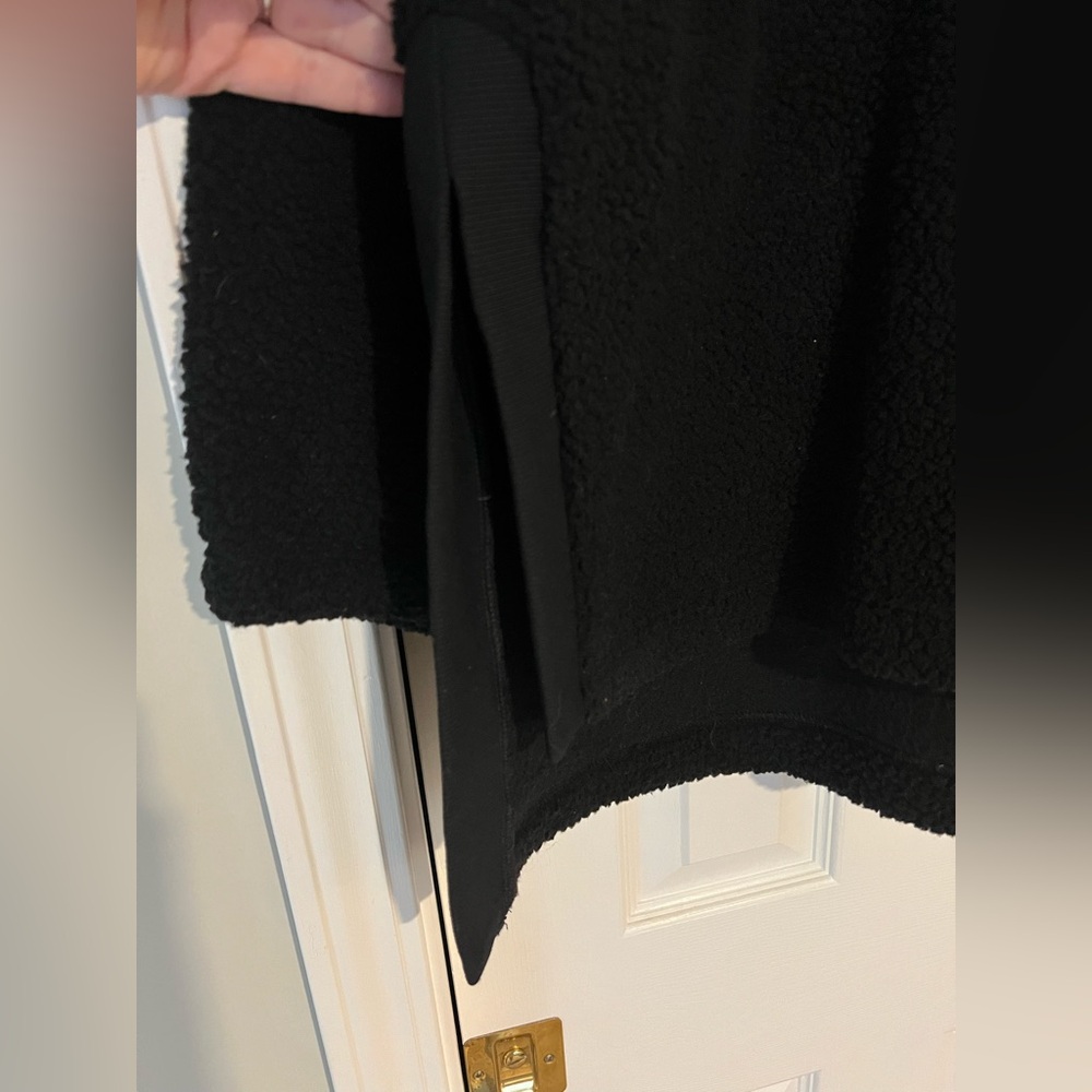 Black Sherpa pullover - Picture 2 of 4